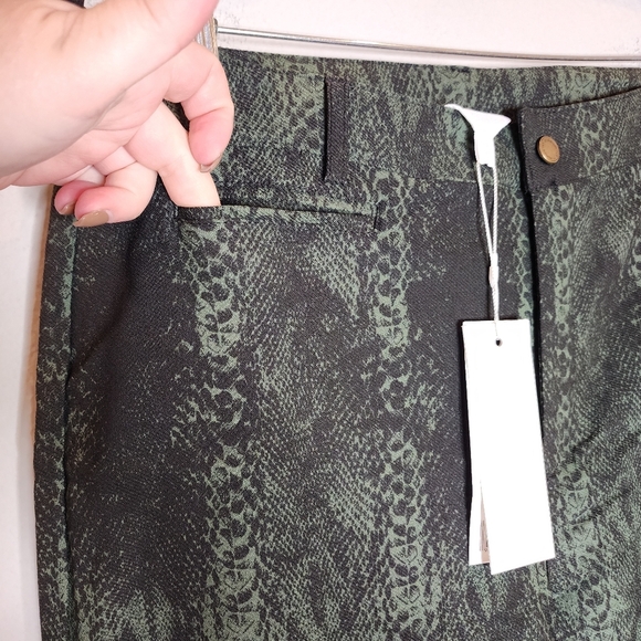NWT Adyson Parker Green Snakeskin Print Wideleg Crop Pants Stretch Size 10 - Picture 16 of 16